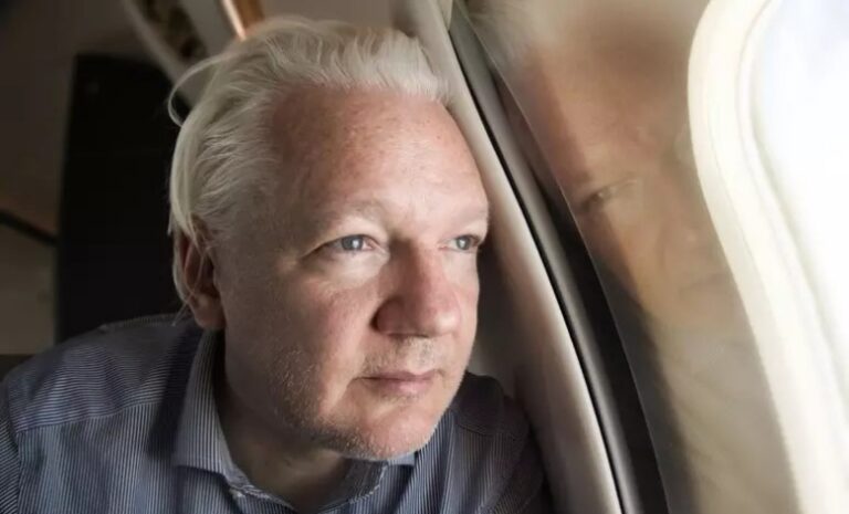Fundador do WikiLeaks, Julian Assange é libertado após acordo com os EUA