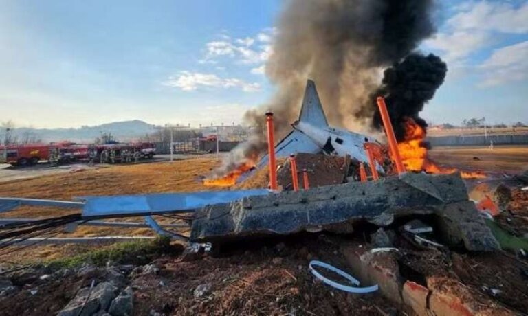 Tragédia aérea: avião sai da pista, colide e pega fogo em aeroporto na Coreia do Sul (veja o vídeo)