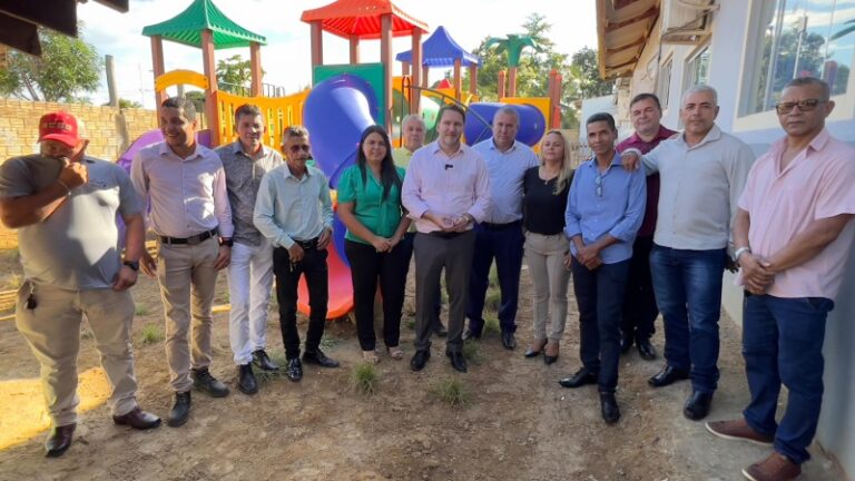 Deputado Alex Redano vistoria emenda de R$ 500 mil para playground ecológico em Machadinho