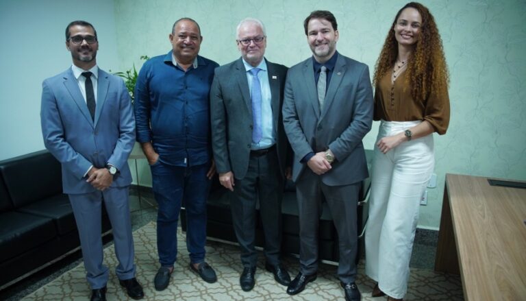 Presidente Alex Redano recebe presidente da ABRACAM e vereador de Cacaulândia