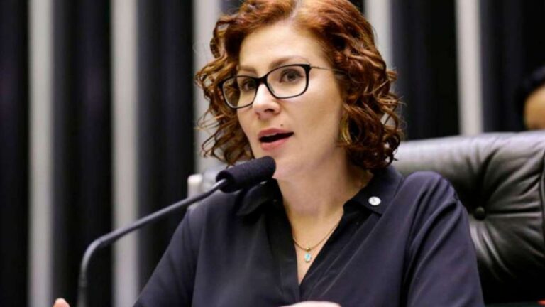 Nova “tática” de Carla Zambelli deixa a esquerda enlouquecida