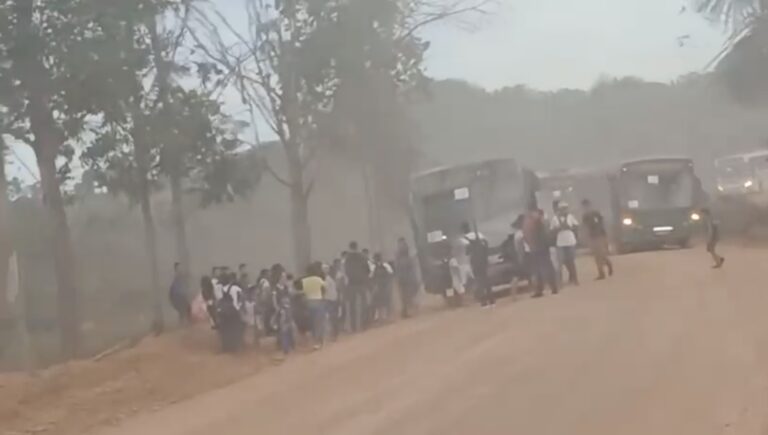 Mais um ônibus escolar lotado de crianças pega fogo em Machadinho d’Oeste; ninguém ficou ferido (veja o vídeo)