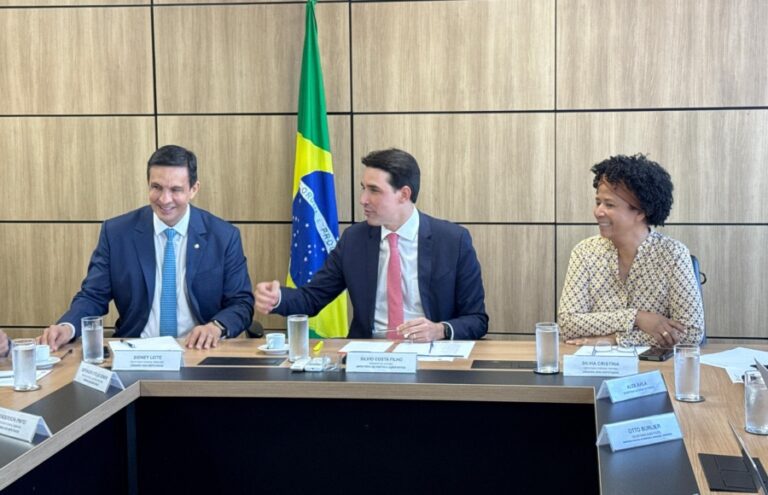 Deputada Sílvia Cristina volta a cobrar mais voos e redução nos preços das passagens aéreas em Rondônia