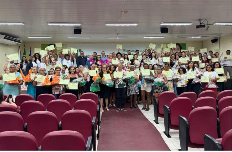 Deputada Sílvia Cristina participa da entrega de 133 certificados de cursos do Casa da Comunidade, em Ji-Paraná