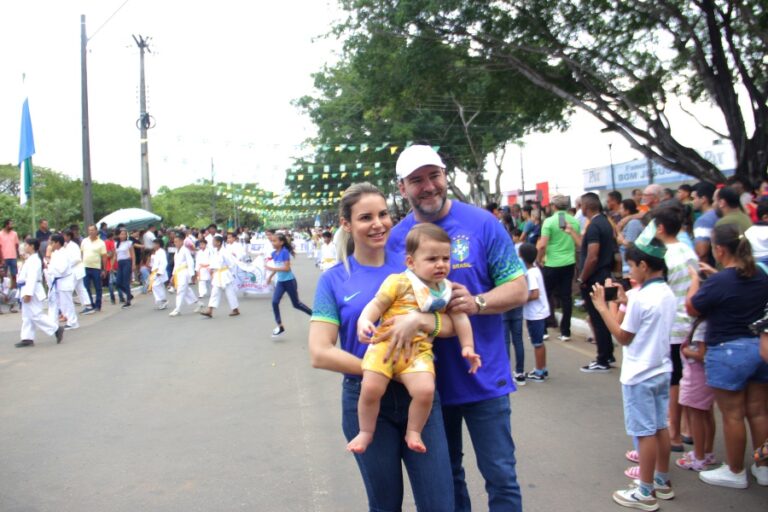 Deputado Alex Redano e prefeita Carla Redano prestigiam desfile de 7 de setembro em Ariquemes